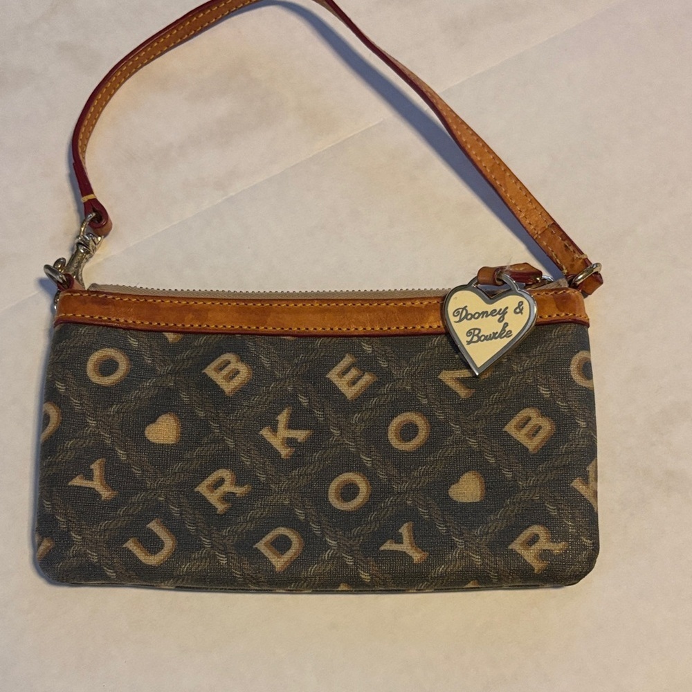 DOONEY& BOURKE SIGNATURE COATED WRISTLET CLUTCH TAN AND LIGHT BLACK CREAM COLOR